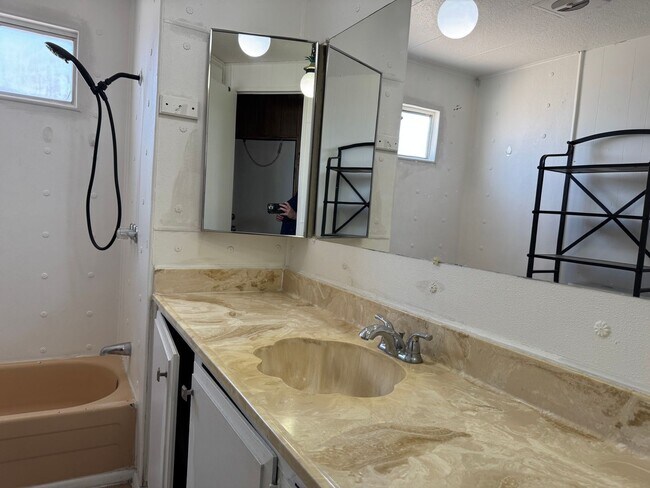 Building Photo - 384 Moser Ave