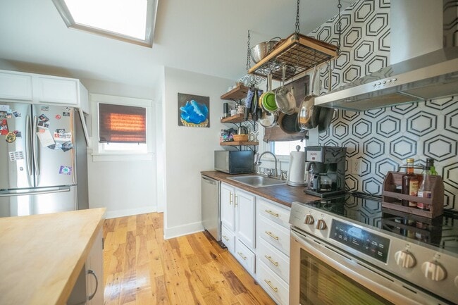 Building Photo - 2 bedroom 2 bath Madison cottage