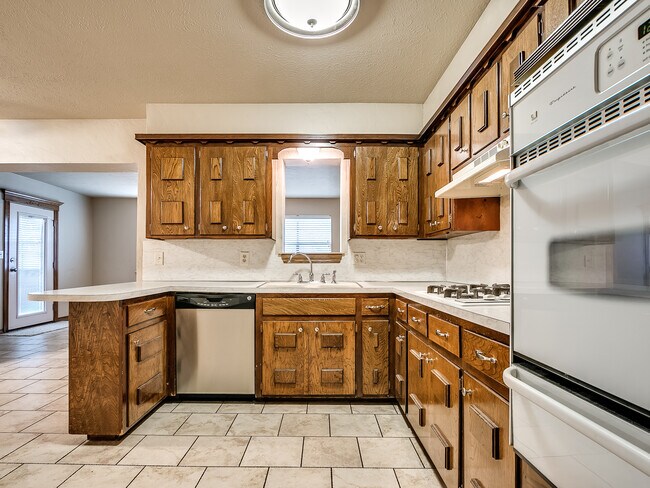 Building Photo - 1320 Frederick Dr