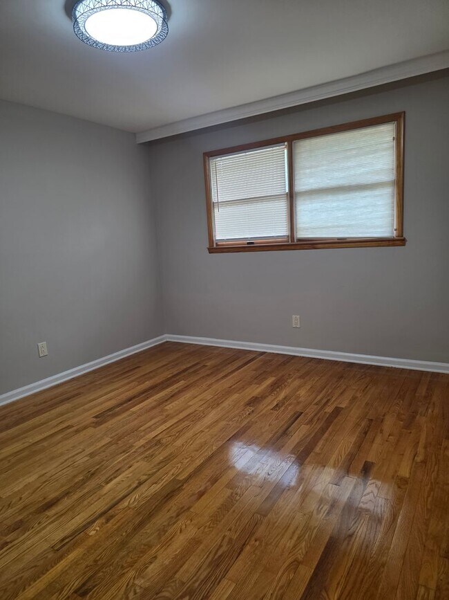 Building Photo - 812 Leeds Ln