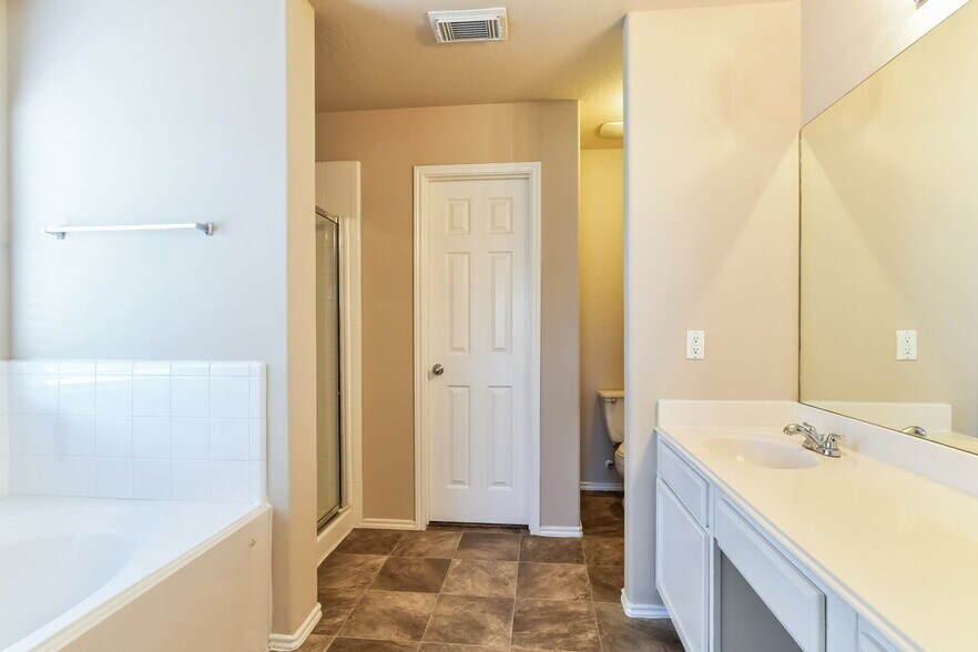 Building Photo - 2527 Floral Bloom Way