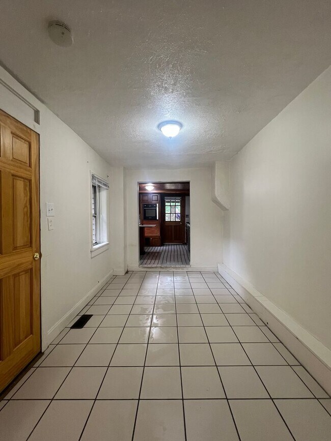 Building Photo - Spacious 3 Bedroom House Available Now!