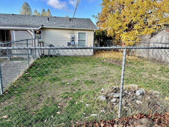 Building Photo - 6916 N Normandie St