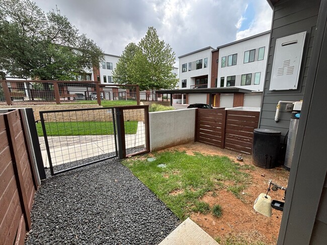 Building Photo - Gorgeous 2 Story Townhome in the Heart of ...