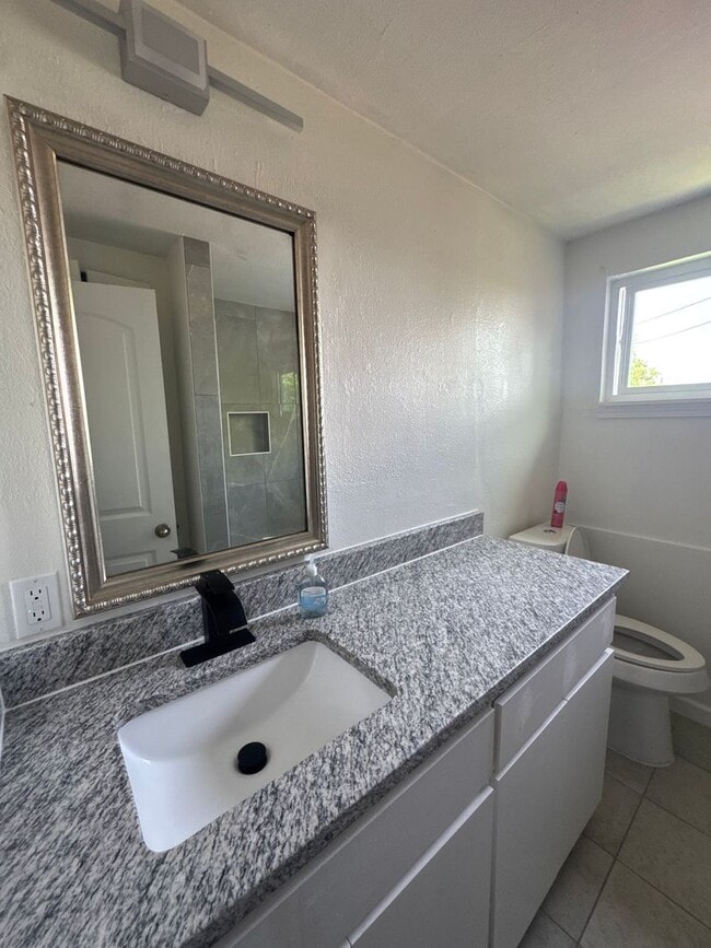 Building Photo - Charming Updated Duplex