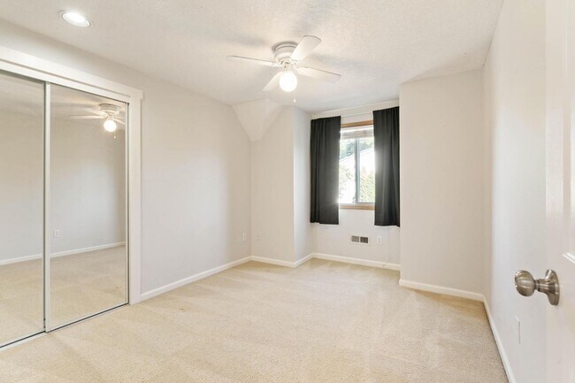 Building Photo - Comfortable 4-bdrm/2.5-bath home in Hillsb...