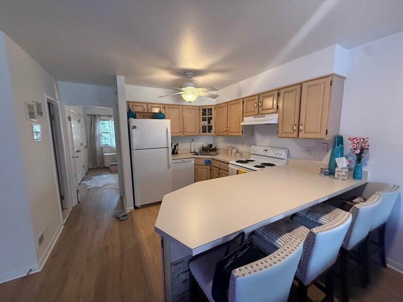 Building Photo - 2 Center Rd