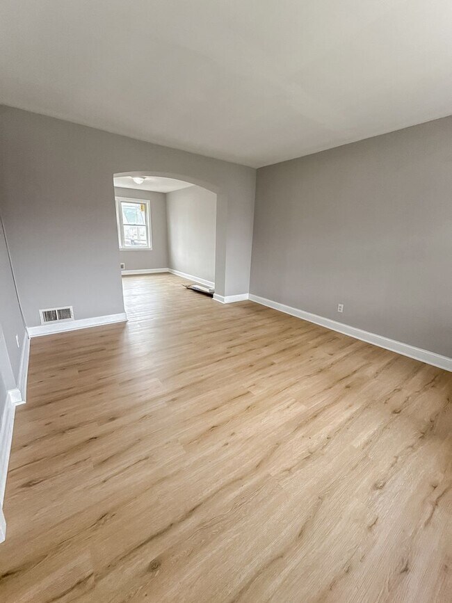 Building Photo - Home with Modern Kitchen, Finished Basement & Backyard Deck