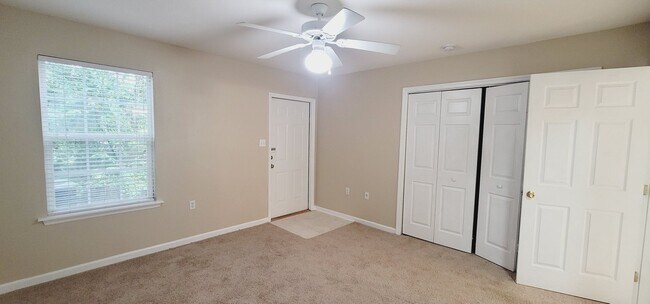 Building Photo - LOVELY NW 3/3 End Unit w/ Washer/Dryer, Open Kitchen w/ Bar, & More! $1450/month Avail June 1st!