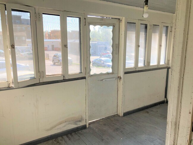 Building Photo - 614 S Clinton St