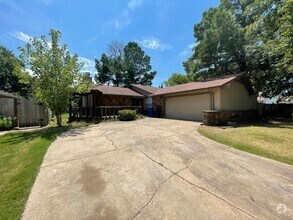 Building Photo - Move in ready! 3 bedrooms and 2 baths