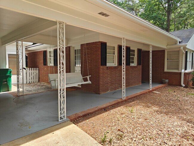 Building Photo - 2644 Pineland Ave