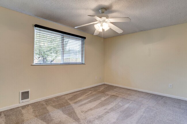 Building Photo - Welcome to this 3 Bed 2 Bath Home Close To Town