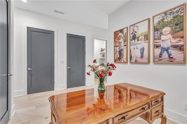 Building Photo - 580 Heatherden Ave