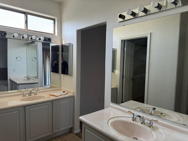 Building Photo - 5400 S Hardy Dr