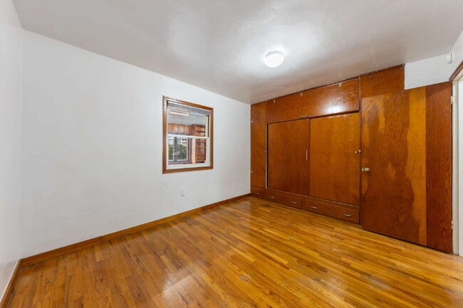 Building Photo - Charming Remodeled Duplex: Pet Friendly!