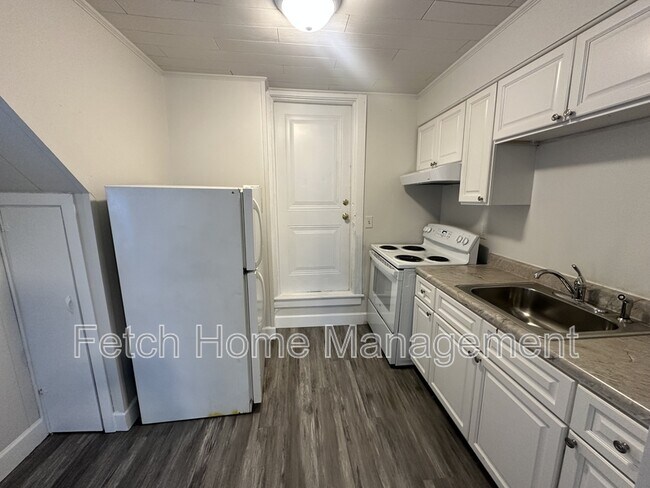 Building Photo - 825 Church St