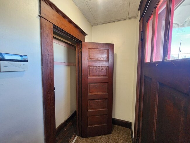 Building Photo - 3 Bedroom House w/Detached Garage!!!