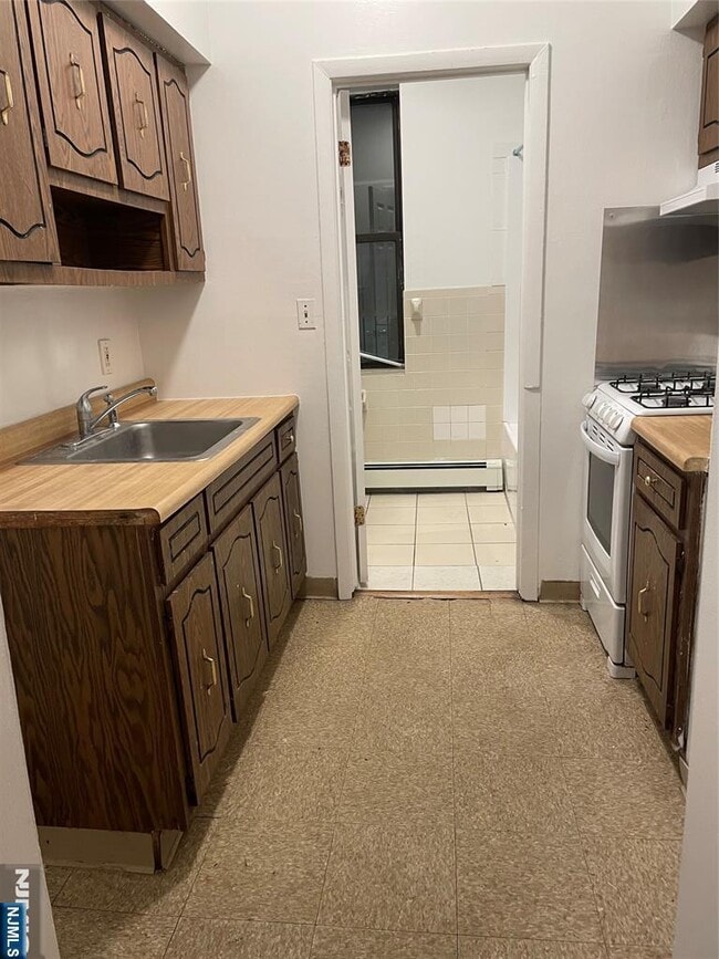 Building Photo - 101 Center St