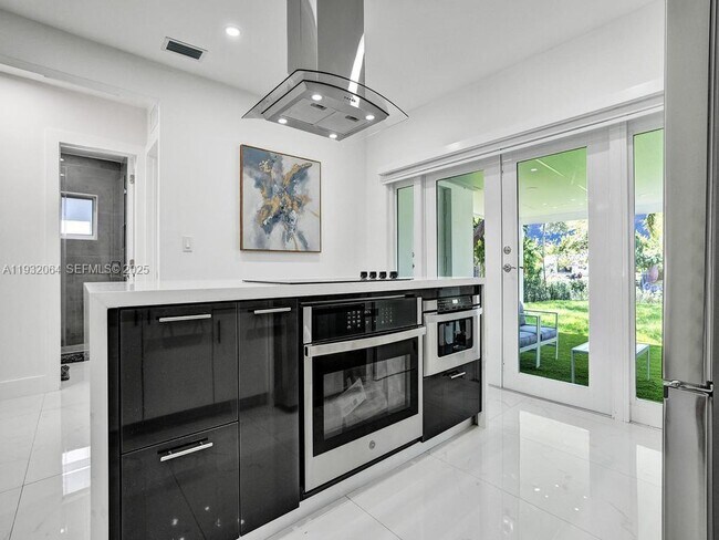 Building Photo - 210 NE 85th St