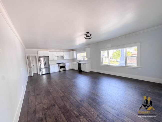 Building Photo - 400 Pleasant St