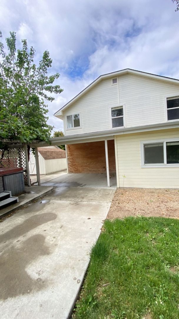 Building Photo - Spacious Home In A Quiet Subdivision