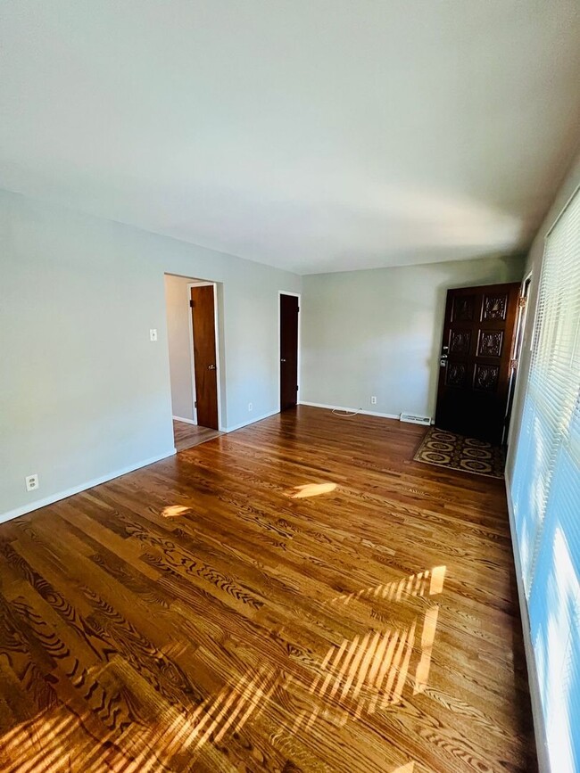 Building Photo - 2 Bed 1 Bath  updated home - St. Louis' "T...