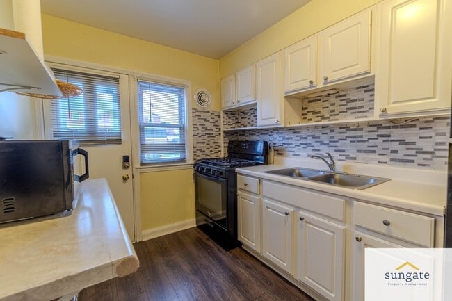 Building Photo - 8666 Oak Rd