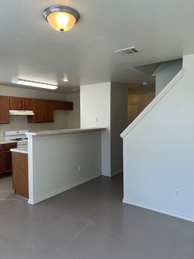 Building Photo - 929