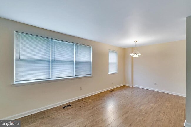 Building Photo - 9754 E Roosevelt Blvd