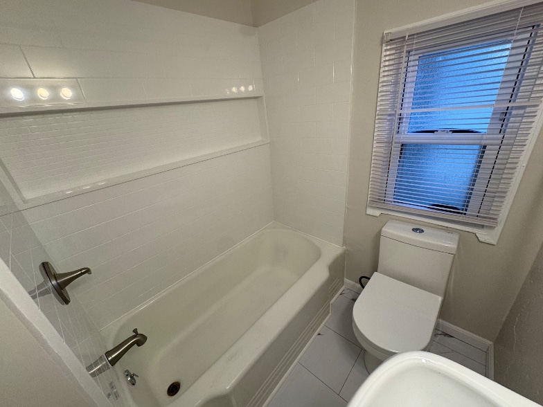 Building Photo - 416 Oak St