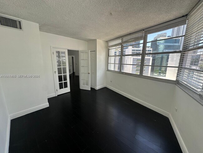 Building Photo - 999 Brickell Bay Dr
