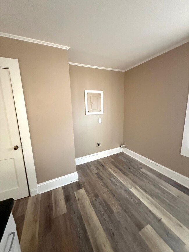 Building Photo - Duplex on Higgs St