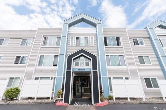 Building Photo - *** RENT SPECIAL 50% off MAY RENT*** Beautiful & Spacious Condo in the Heart of Tacoma