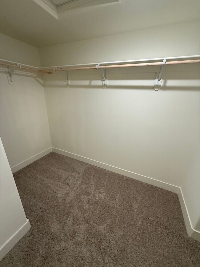 Building Photo - Stunning New-Construction two-story home 5bed 3bath