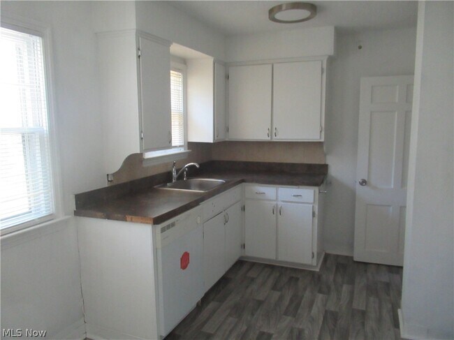 Building Photo - 5095 Edenhurst Rd