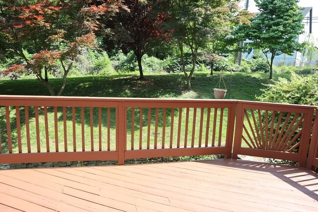 Building Photo - Gorgeous Large 4 level TH in the best Nort...
