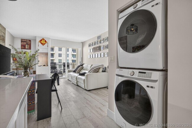 Building Photo - 403 S Sapodilla Ave