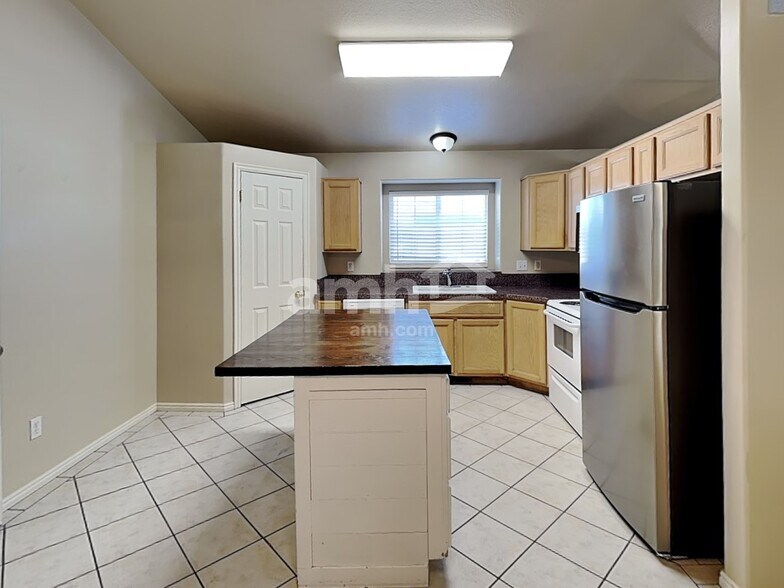 Building Photo - 32 E 2200 S