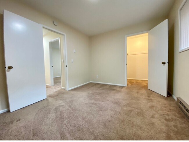 Building Photo - Vintage Main Floor 2 Bedroom in Hollywood ...