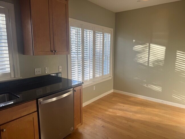 Building Photo - 400 Cross St