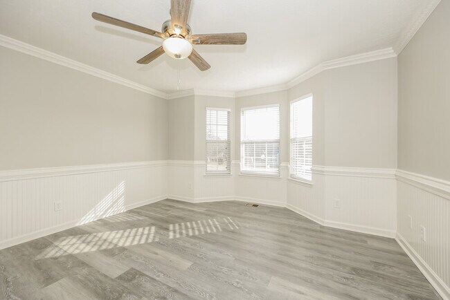 Building Photo - 186 Elm St