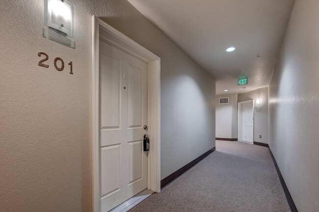Building Photo - $1,800 - Updated One Bedroom Unit with Bon...