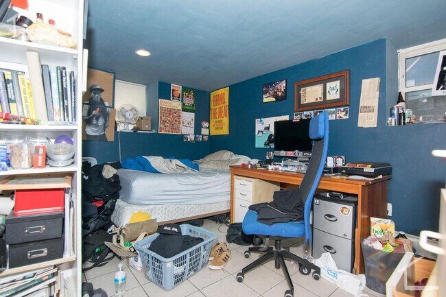 Building Photo - Huge 6 Bed 2 Bath Perfect for BU, Availabl...