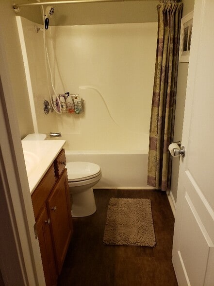Downstairs 2nd Full Bath - 961 Wisteria View Ct