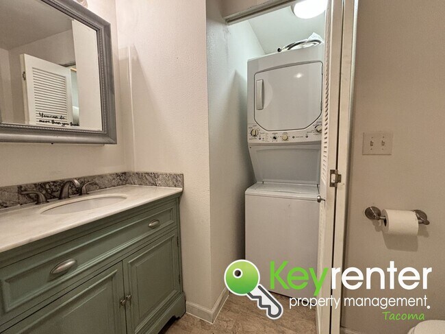 Building Photo - Cozy 1 Bedroom Triplex Near Downtown Tacoma and Pacific Avenue