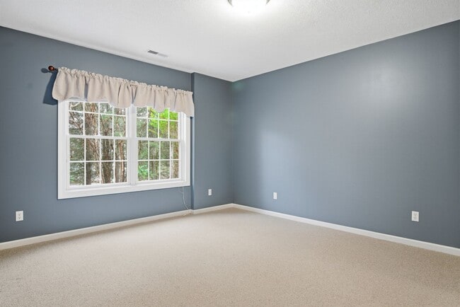 Building Photo - 4 Bed/3 Bath. Pet Friendly. Master on Main