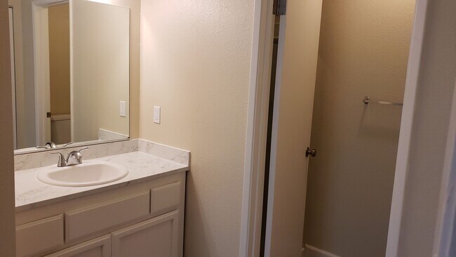 Building Photo - 1465 E Peckham Ln