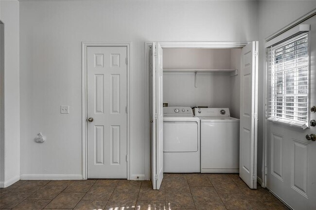 Building Photo - 2518 Allred Dr