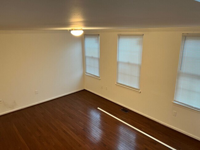 Building Photo - Spacious 3 Bedroom End Unit- Baltimore, MD